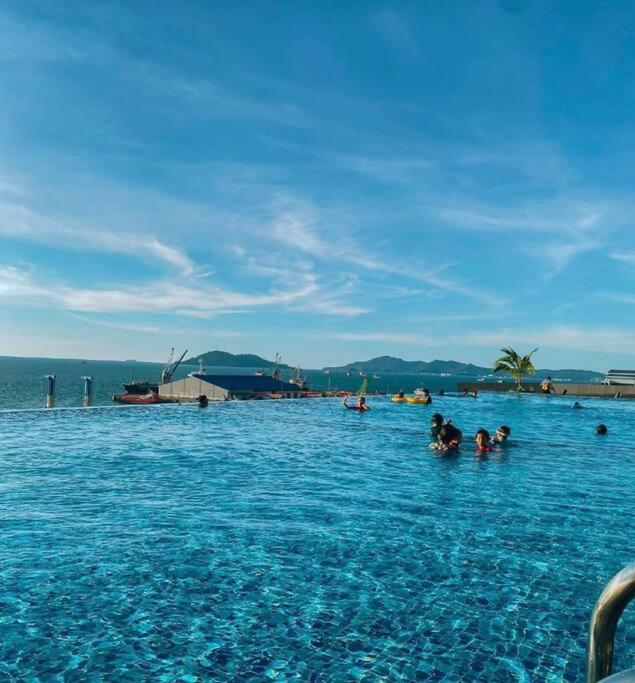 Sea&Pool View Stunning Homestay, Wifi, Netflix Near Malls, Jetty, Convenient Stores Kota Kinabalu Exterior photo
